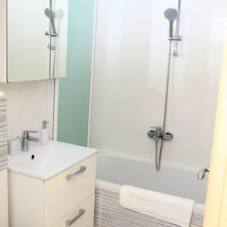 Apartment Renci With Sea View