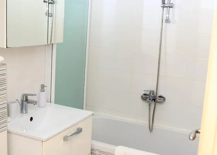 Apartment Renci With Sea View